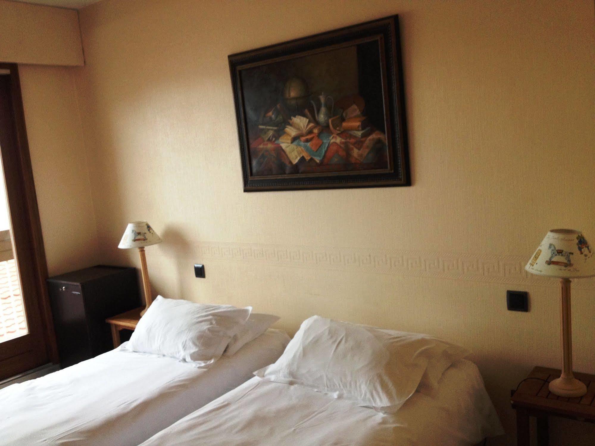 Les Cigognes Hotel Abreschviller Buitenkant foto